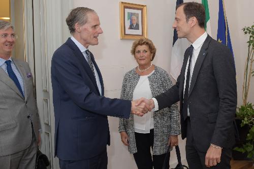 La stretta di mano tra il governatore del Friuli Venezia Giulia, Massimiliano Fedriga, e l'ambasciatore di Francia in Italia, Christian Masset - Trieste, 14 ottobre 2019